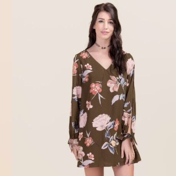 Francesca's Collections Dresses & Skirts - Midori Floral Shift Dress